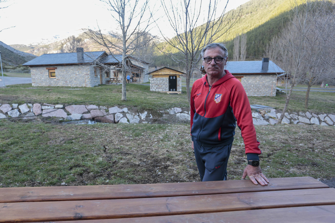 Eusebio del Castillo, propietario de 'Casas de Montaña Alto Curueño' en la localidad de Lugueros