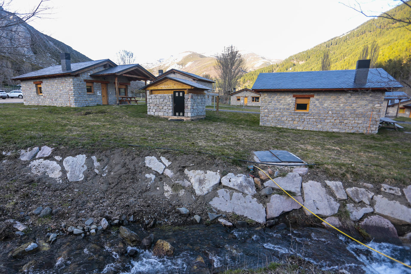 Eusebio del Castillo, propietario de 'Casas de Montaña Alto Curueño' en la localidad de Lugueros