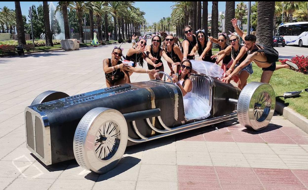 Un coche similar al expuesta en Ordoño II luce en las calles de Salou.