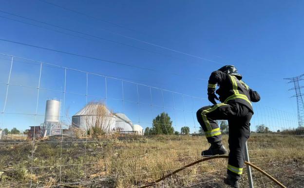 Bomberos de León y los brigadistas de la Junta colaboraron en su extinción.