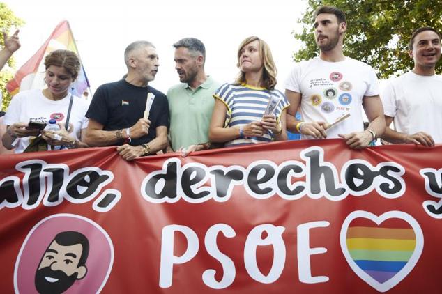 El ministro del Interior, Fernando Grande Marlaska; y la ministra de Eduación, Pilar Alegría, encabezan la pancarta del PSOE durante la marcha.