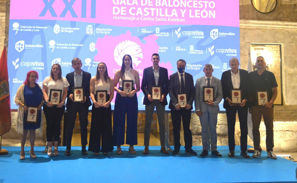 Foto de familia de los premiados en la Gala del Baloncesto de Castilla y León.