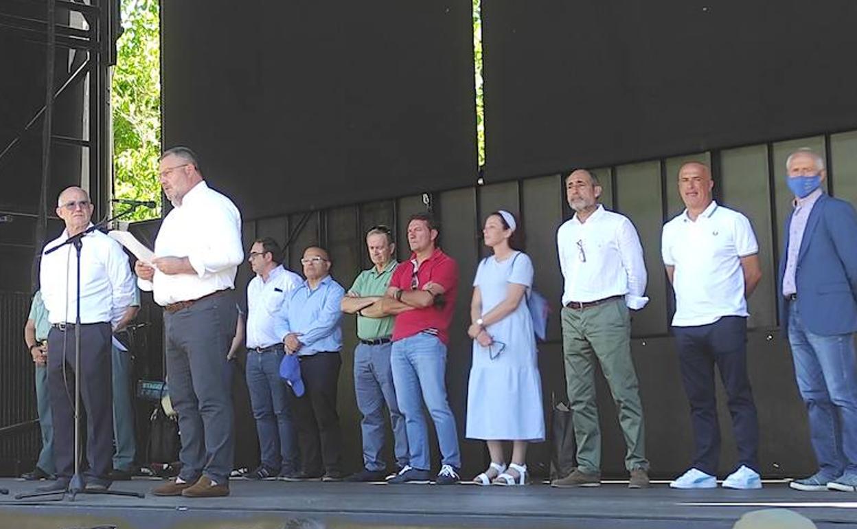 Eduardo Morán participa en la Feria de La Cabrera y compromete actividades de comunicación y recuperación del patrimonio.