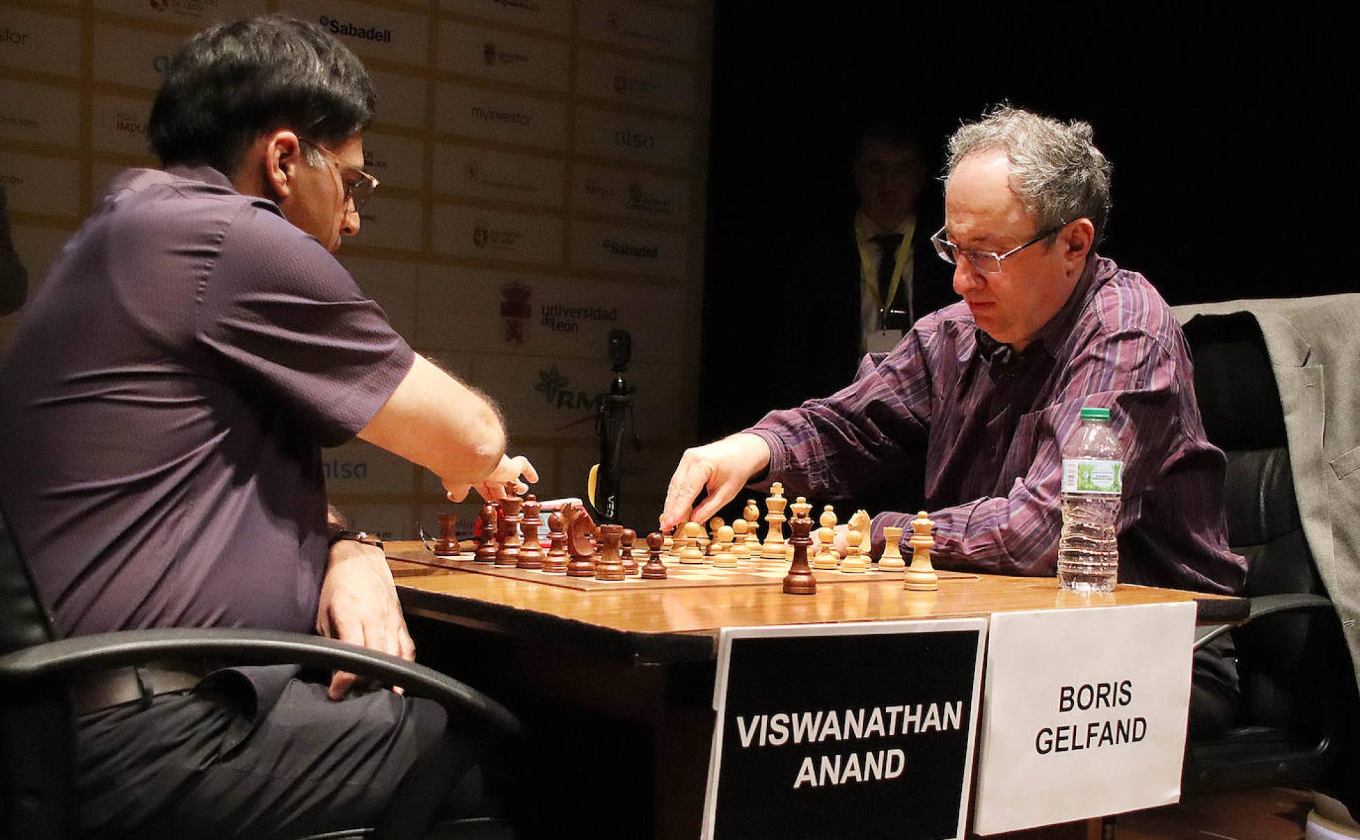 Anand y Gelfand, en un instante de la final.