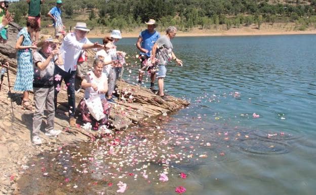 El pantano de Bárcena recibe flores en recuerdo de los pueblos inundados.