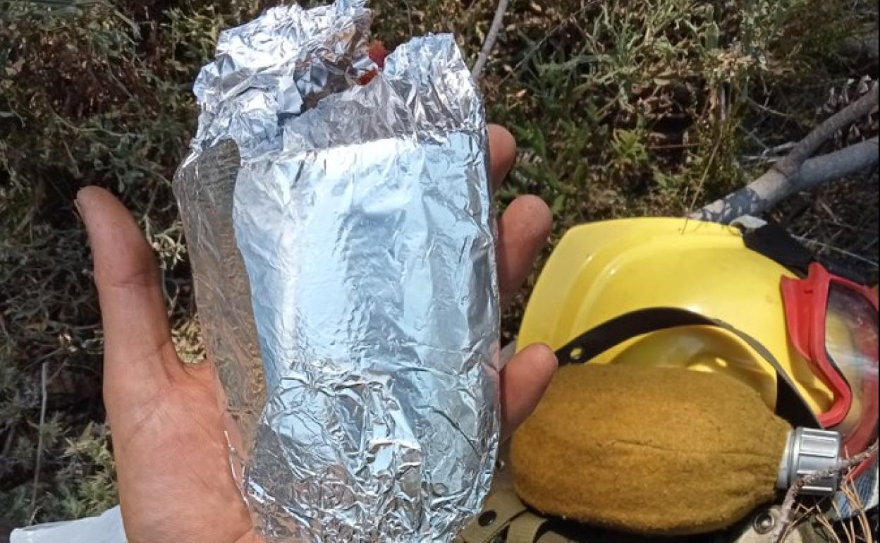 El brigadista mostró la comida entregada por la Junta a los efectivos antiincendios.