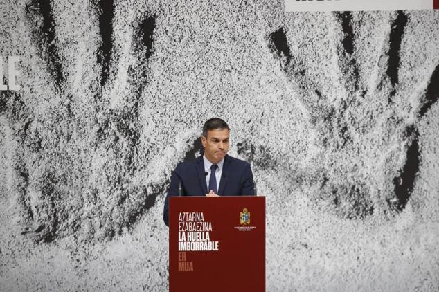 El presidente del Gobierno, PedroM Sánchez, interviene durante el homenaje. 