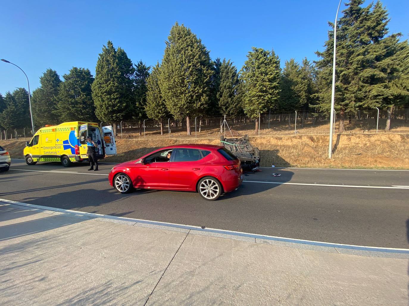 Un operario retira el vehículo accidentado.