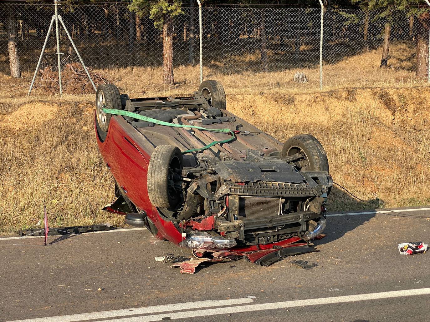 Un operario retira el vehículo accidentado.