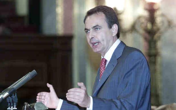 El líder del PSOE, José Luis Rodríguez Zapatero, durante su intervención en el debate sobre el Estado de la Nación de 2002 