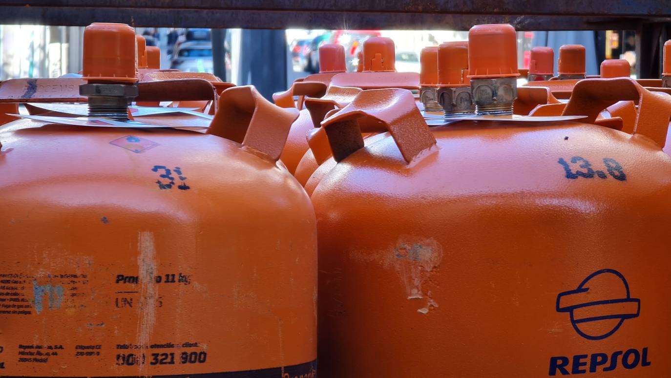 Bombonas de butano en un camión de reparto en León capital. El consumo de este producto en León ha descendido a la mitad en las últimas dos décadas.