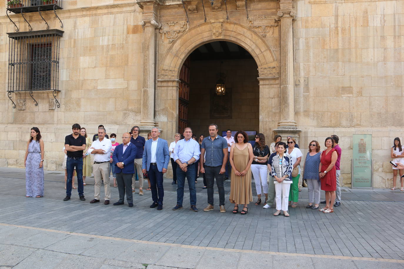 La corporación provincial de la Diputación, trabajadores y vecinos se han reunido en el mediodía de este miércoles para guardar 5 minutos de silencio el día que se cumplen 25 años del asesinato a manos de ETA del Concejal Popular Miguel Ángel Blanco.