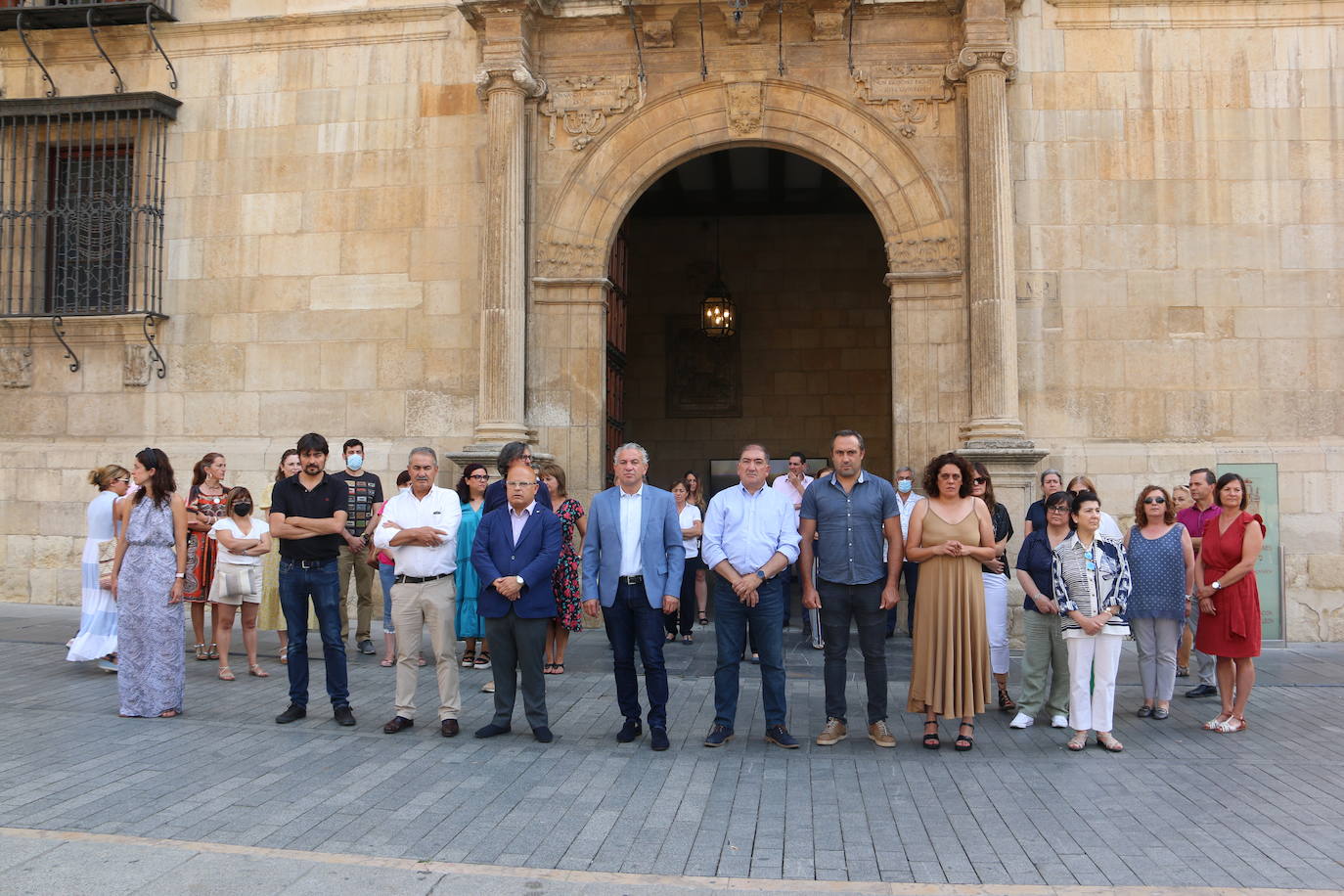 La corporación provincial de la Diputación, trabajadores y vecinos se han reunido en el mediodía de este miércoles para guardar 5 minutos de silencio el día que se cumplen 25 años del asesinato a manos de ETA del Concejal Popular Miguel Ángel Blanco.