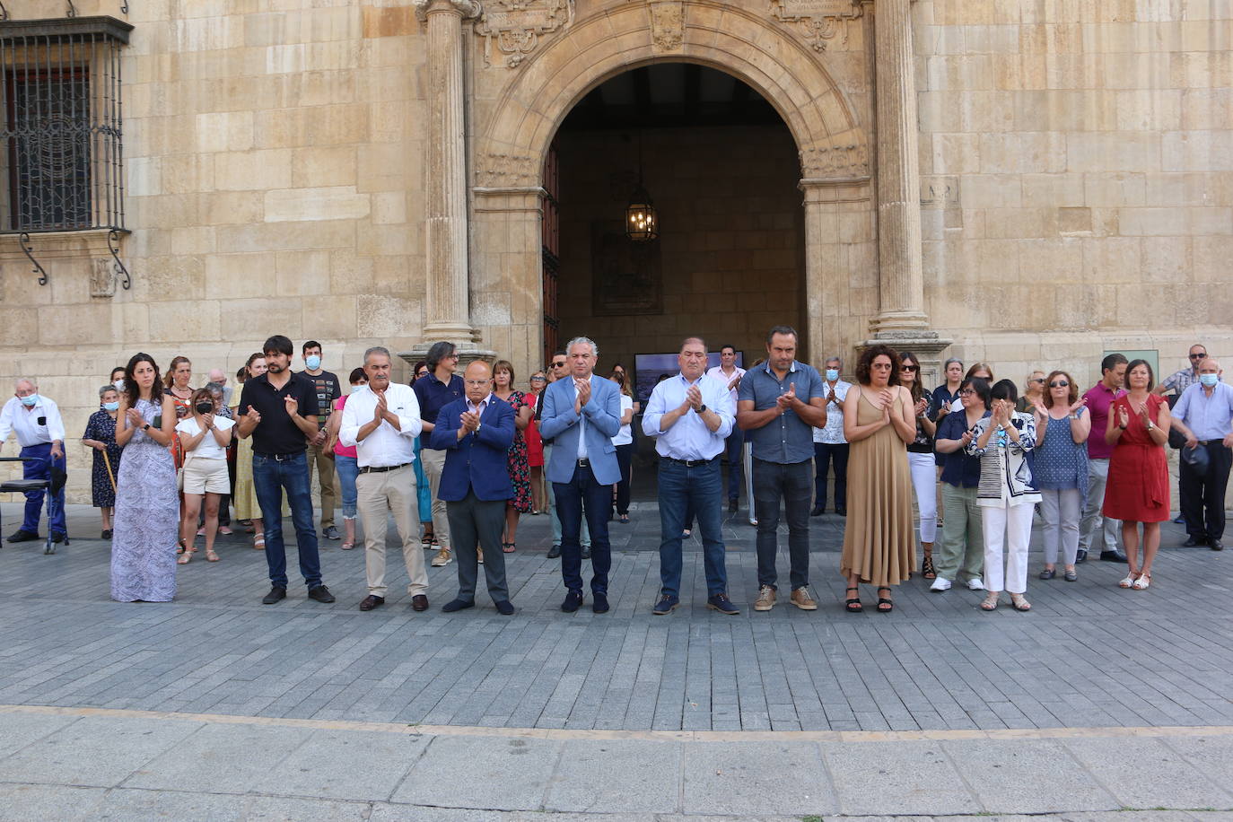 La corporación provincial de la Diputación, trabajadores y vecinos se han reunido en el mediodía de este miércoles para guardar 5 minutos de silencio el día que se cumplen 25 años del asesinato a manos de ETA del Concejal Popular Miguel Ángel Blanco.