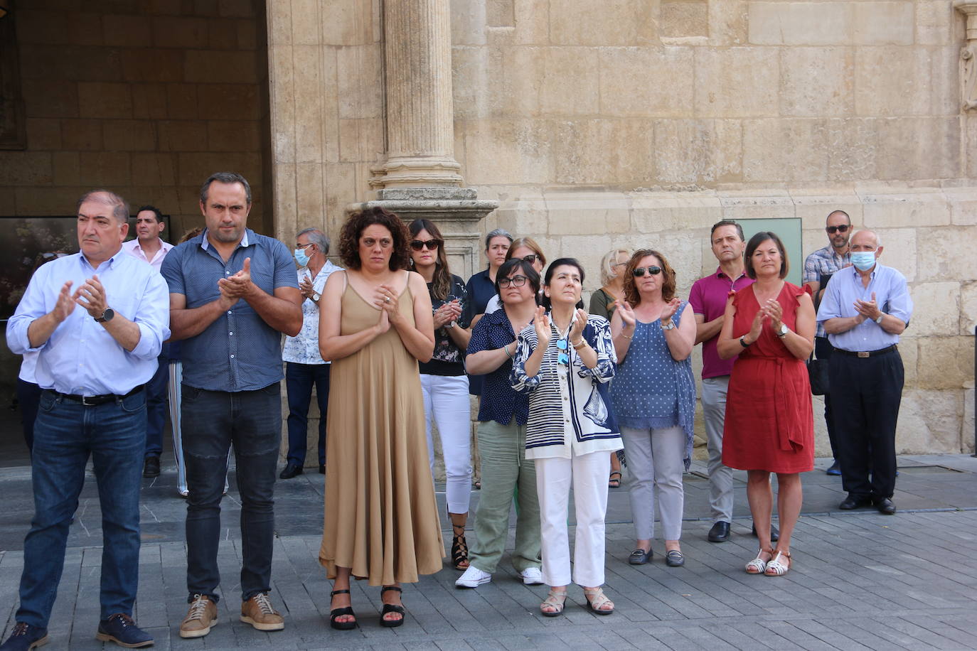 La corporación provincial de la Diputación, trabajadores y vecinos se han reunido en el mediodía de este miércoles para guardar 5 minutos de silencio el día que se cumplen 25 años del asesinato a manos de ETA del Concejal Popular Miguel Ángel Blanco.