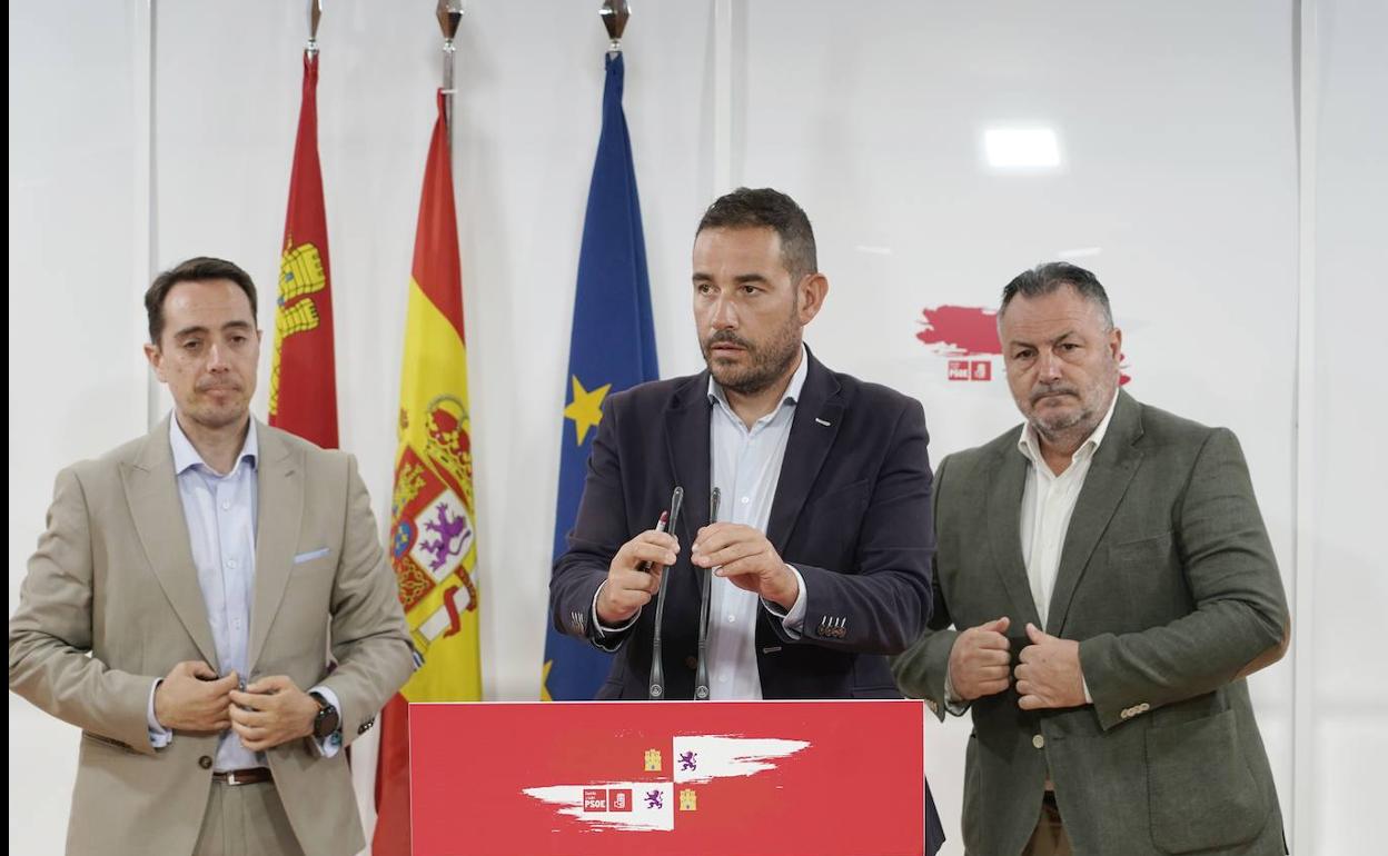 El vicepresidente de la FRMP, Eduardo Morán; el alcalde de Dueñas, Miguel Ángel Blanco, y el alcalde de Benavente, Luciano Huerga. 