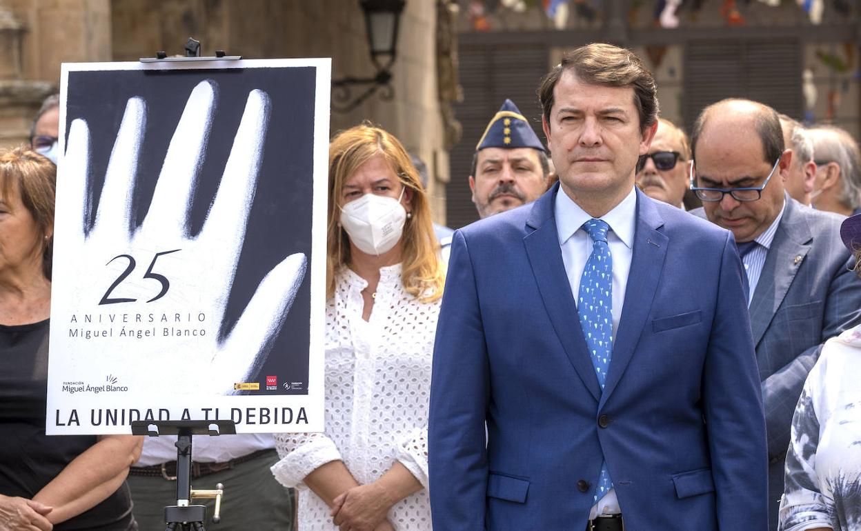 Alfonso Fernández Mañueco, acude a la concentración homenaje del 25 aniversario del asesinato de Miguel Ángel Blanco, en Salamanca.