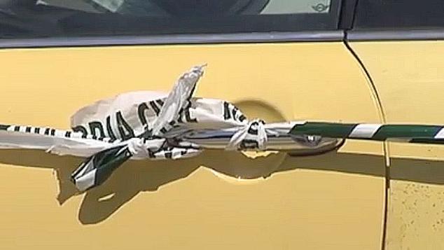 Imágenes de la agresión vivida en Bembibre el pasado lunes 11 de julio. En las imágenes el varón con un bate en la mano y el estado de los vehículos tras el accidente provocado por el agresor. 