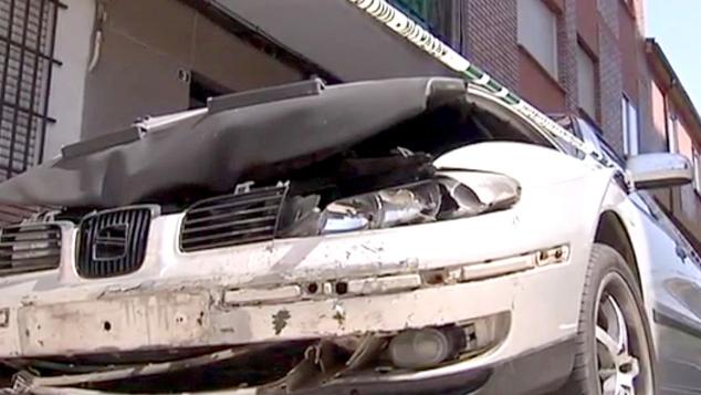 Imágenes de la agresión vivida en Bembibre el pasado lunes 11 de julio. En las imágenes el varón con un bate en la mano y el estado de los vehículos tras el accidente provocado por el agresor. 