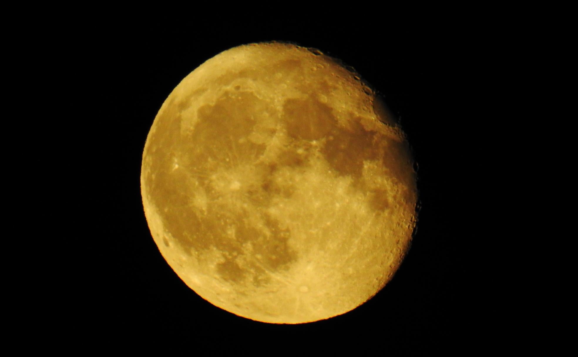 ¿Viste la 'Superluna del Ciervo'? Imagen tomada por el fotógrafo Peio García con la superluna de fondo. 