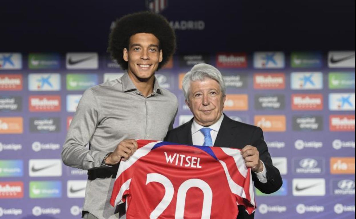 Axel Witsel, junto a Enrique Cerezo en su presentación como jugador del Atlético.