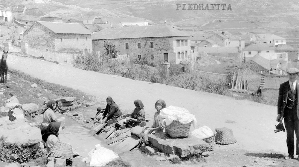 Mujeres lavando en Piedrafita de Babia, 1925. 