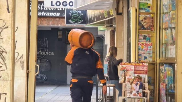 Bombonas de butano en un camión de reparto en León capital. El consumo de este producto en León ha descendido a la mitad en las últimas dos décadas.