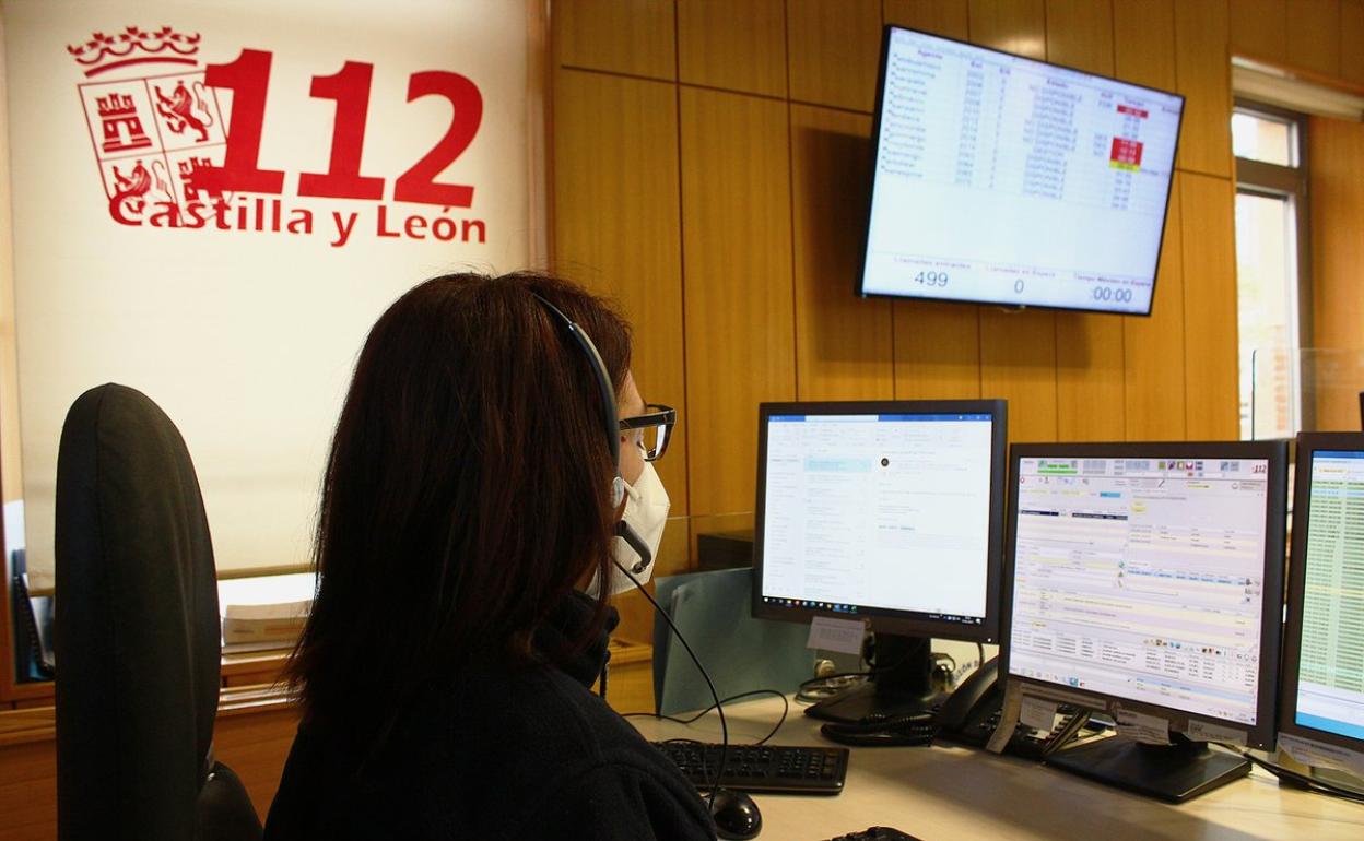 Imagen de archivo de una operadora del 112 de Castilla y León. 