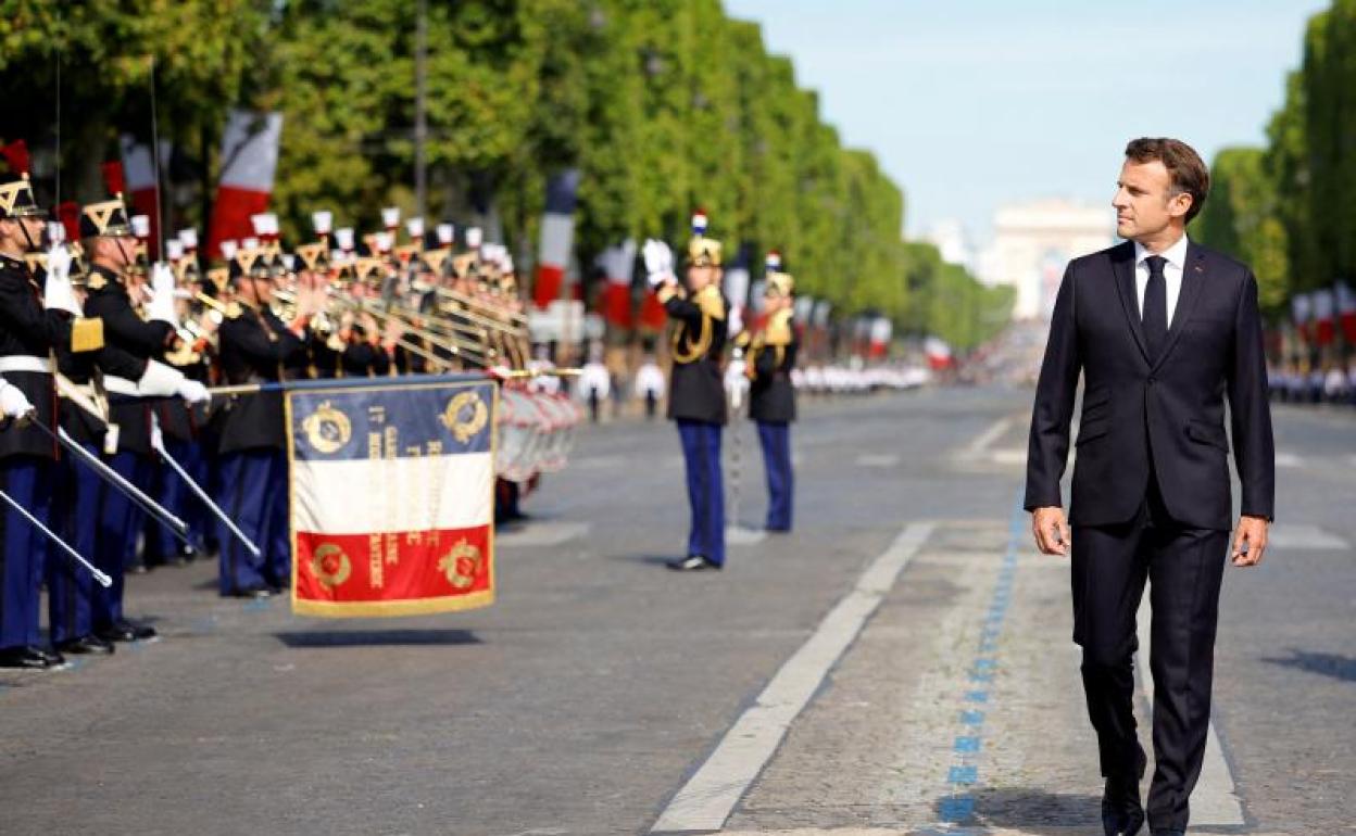 Macron pasa revista a las tropas durante la celebración de la fiesta nacional francesa. 