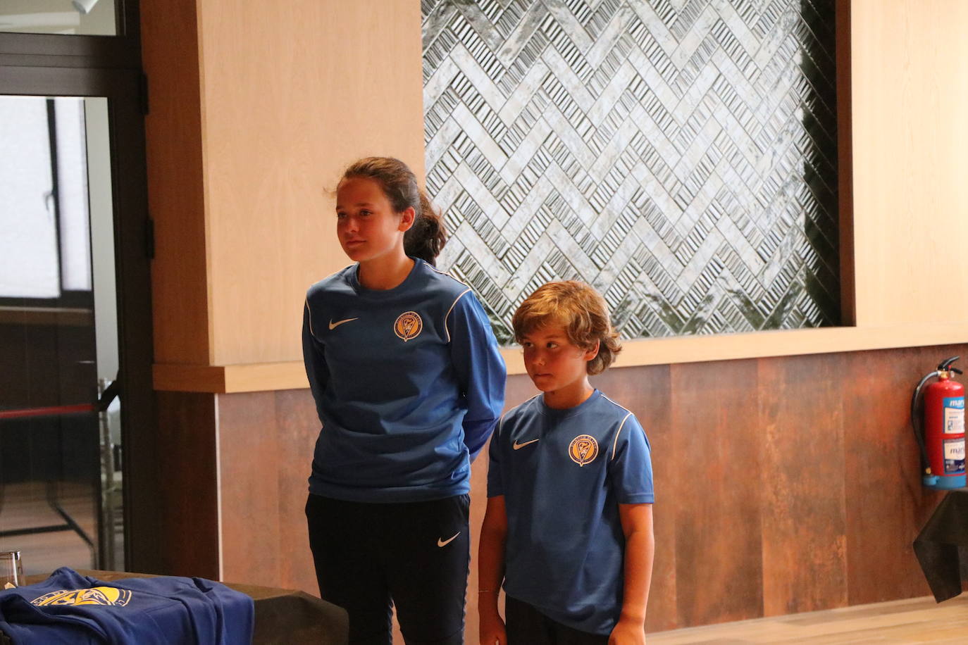 Presentación de las equipaciones y el convenio entre el Club Olímpico de León y Fútbol Emotion. 