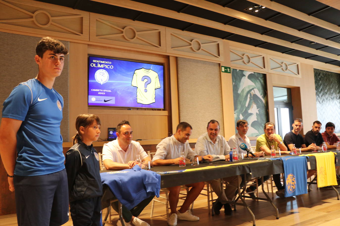 Presentación de las equipaciones y el convenio entre el Club Olímpico de León y Fútbol Emotion. 