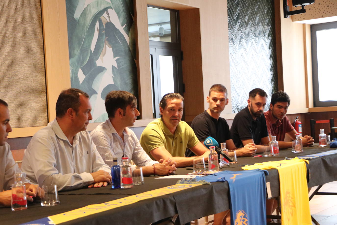 Presentación de las equipaciones y el convenio entre el Club Olímpico de León y Fútbol Emotion. 