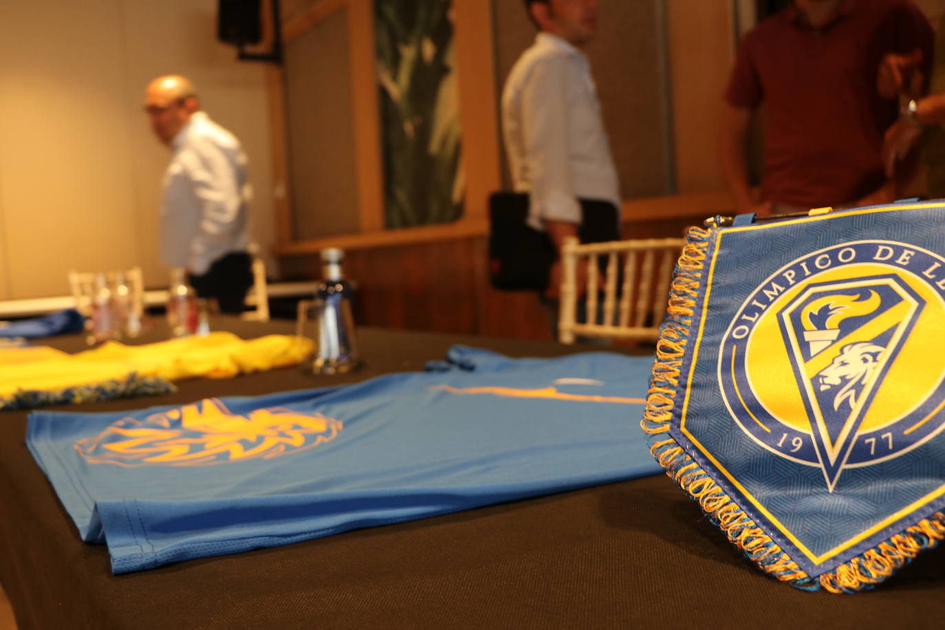 Presentación de las equipaciones y el convenio entre el Club Olímpico de León y Fútbol Emotion. 
