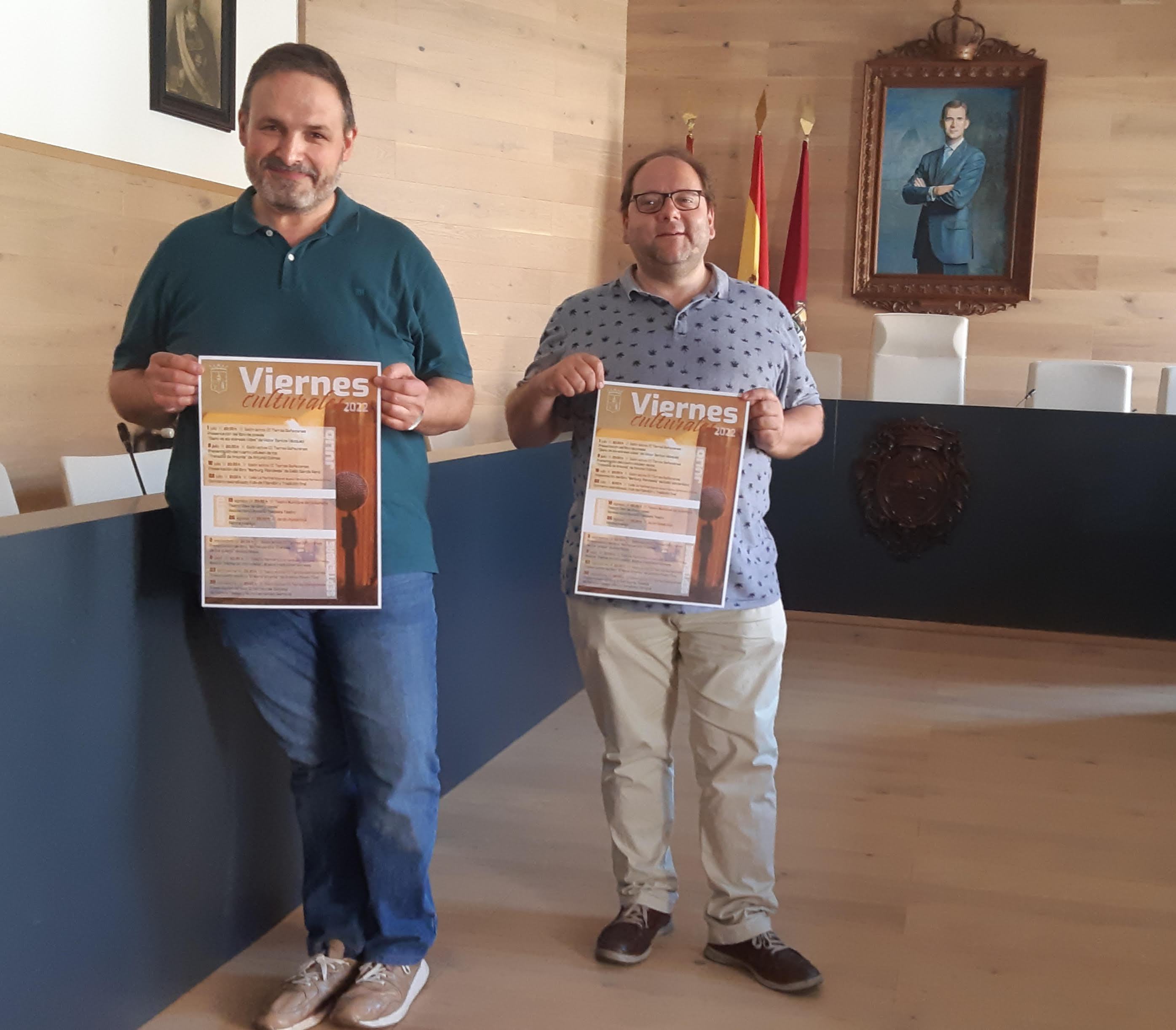 El Alcalde de la localidad, Javier Carrera, y y el concejal de Cultura, José Luis del Riego, presentando el cartel. 