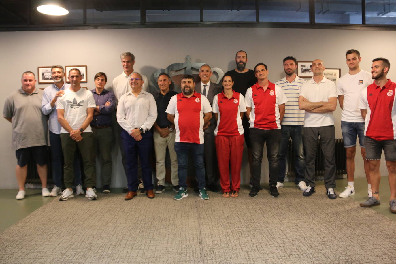 Foto de familia de los integrantes del cuerpo técnico y exjugadores de la Cultural de Baloncesto. 