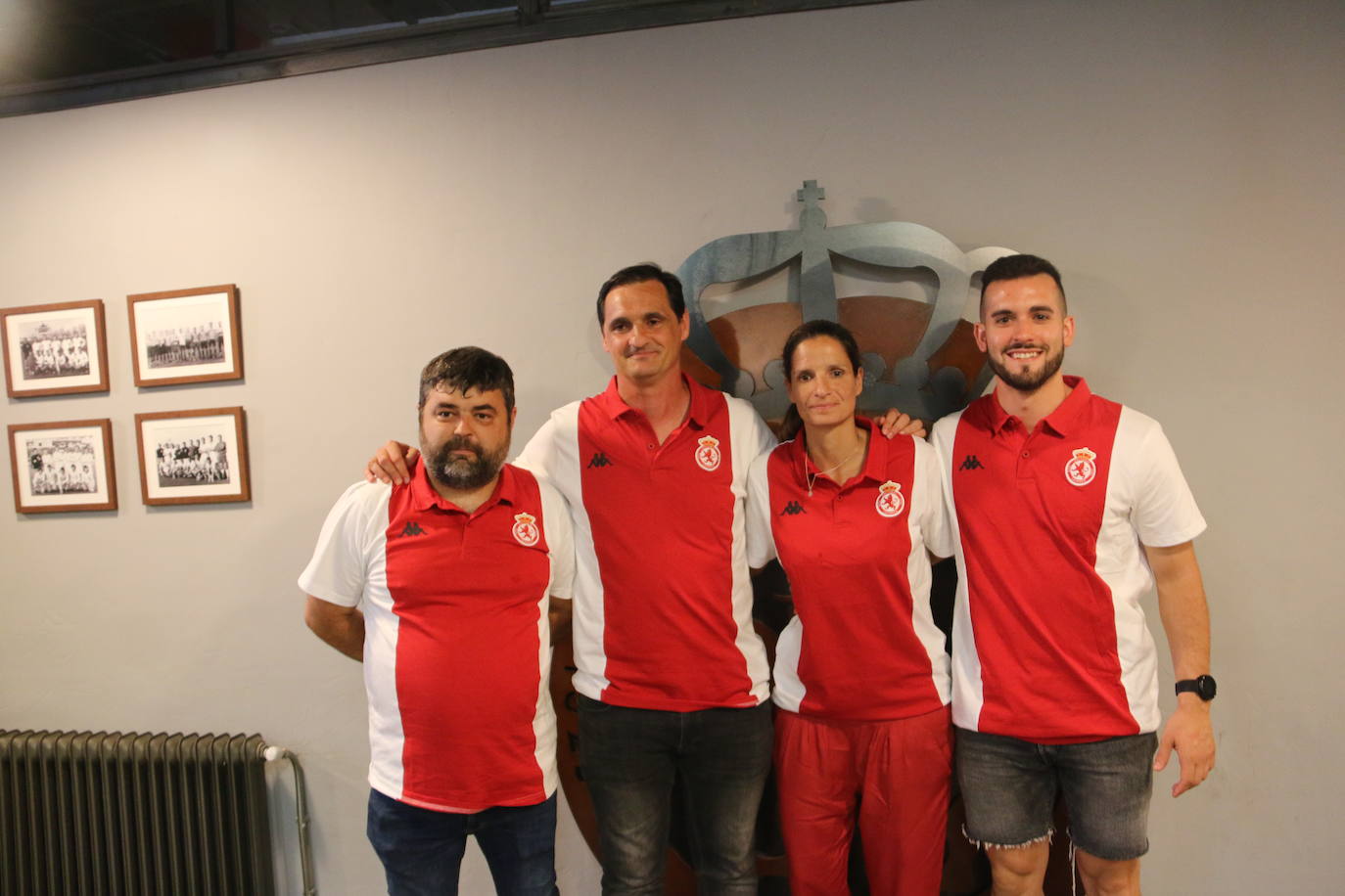 Foto de familia de los integrantes del cuerpo técnico y exjugadores de la Cultural de Baloncesto. 