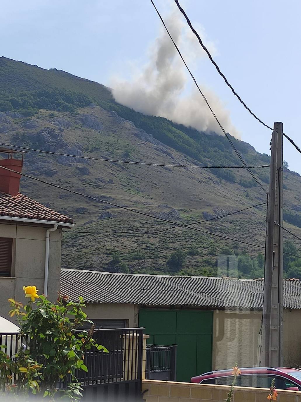 Grieta en un domicilio en Oville, provocada supuestamente, según afirman los vecinos, por las explosiones controladas de la mina de silicio