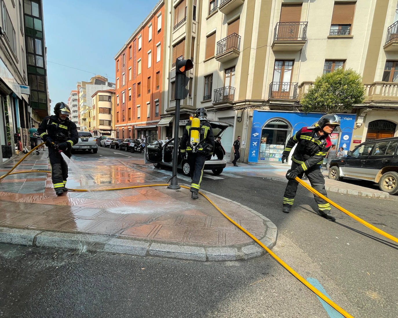 El coche estaba girando desde Gran Vía de San Marcos cuando del motor empezaron a salir las llamas que obligaron a los ocupantes a abondar rápidamente el vehículo. 