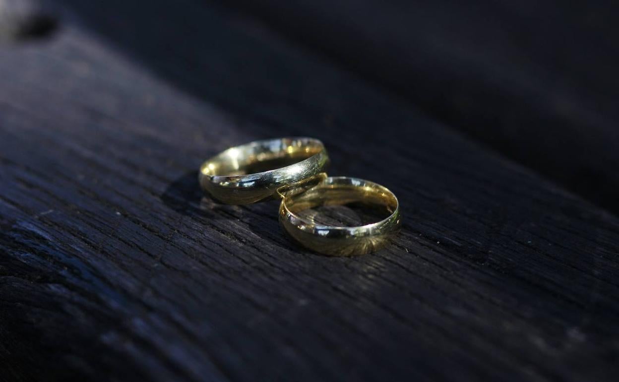 Dos anillos de matrimonio sobre una mesa. León registra en 2021 un 2% menos de divorcios que en 2020.