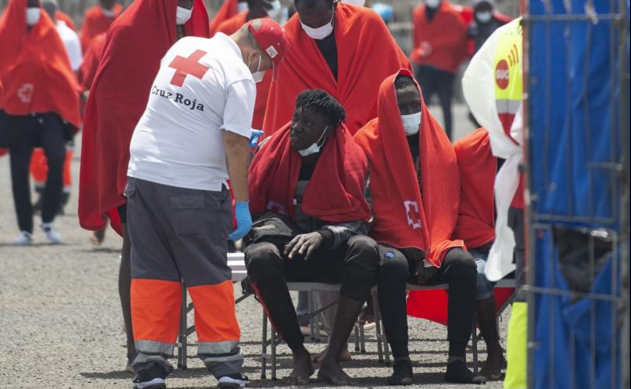 Imagen de un grupo de inmigrantes recibiendo asistencia sanitaria tras su llegada ayer, jueves, a Canarias. 