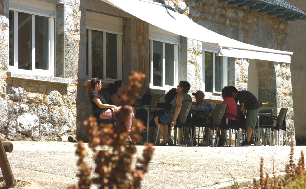 Lo vecinos se reúnen en la terraza del bar de Tolibia de Arriba. 