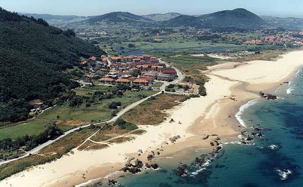 Playa de Trengandín en el municipio de Noja, Cantabria. 