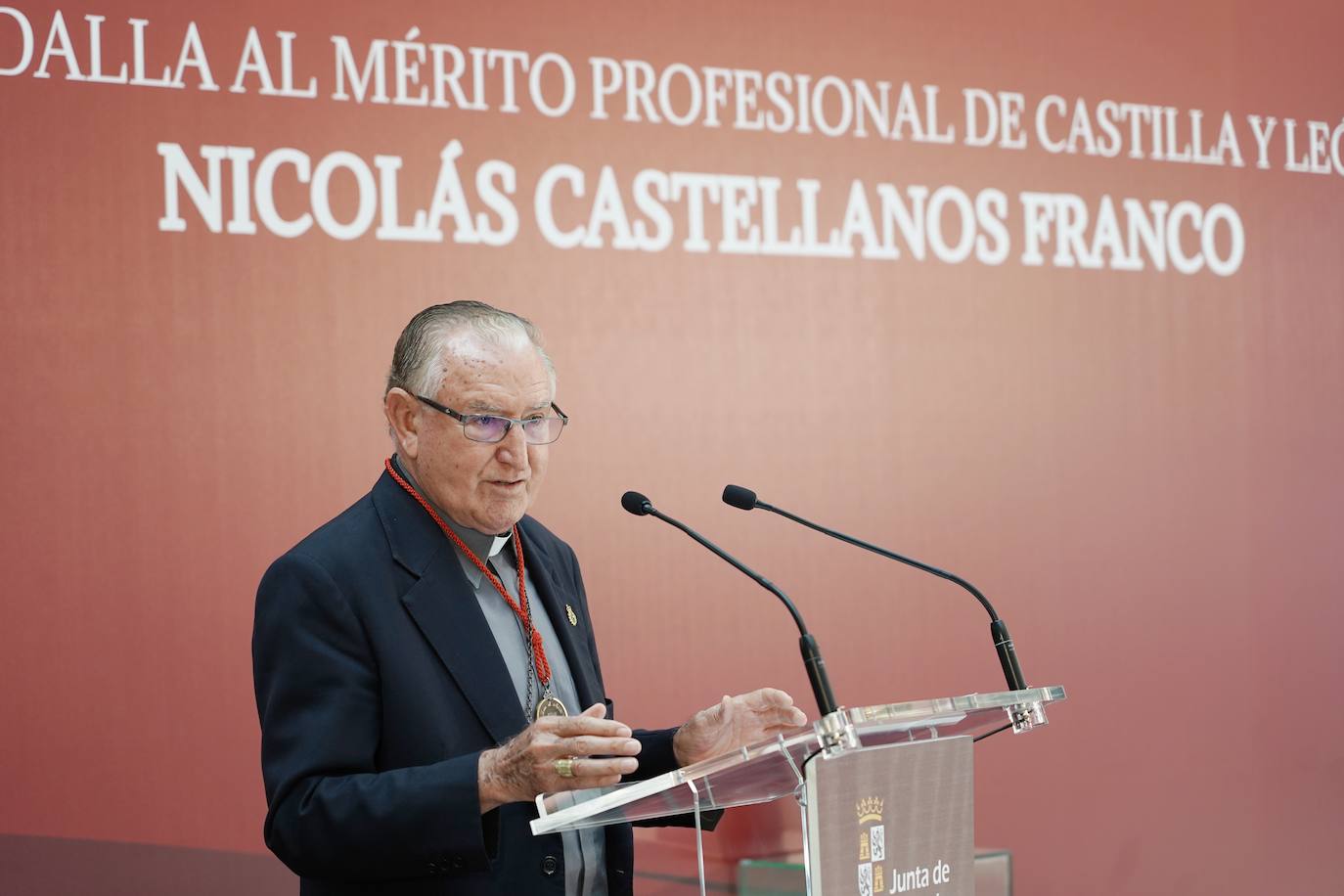 Fotos: Entrega la medalla el Mérito Profesional de Castilla y León al obispo y misionero Nicolás Castellanos