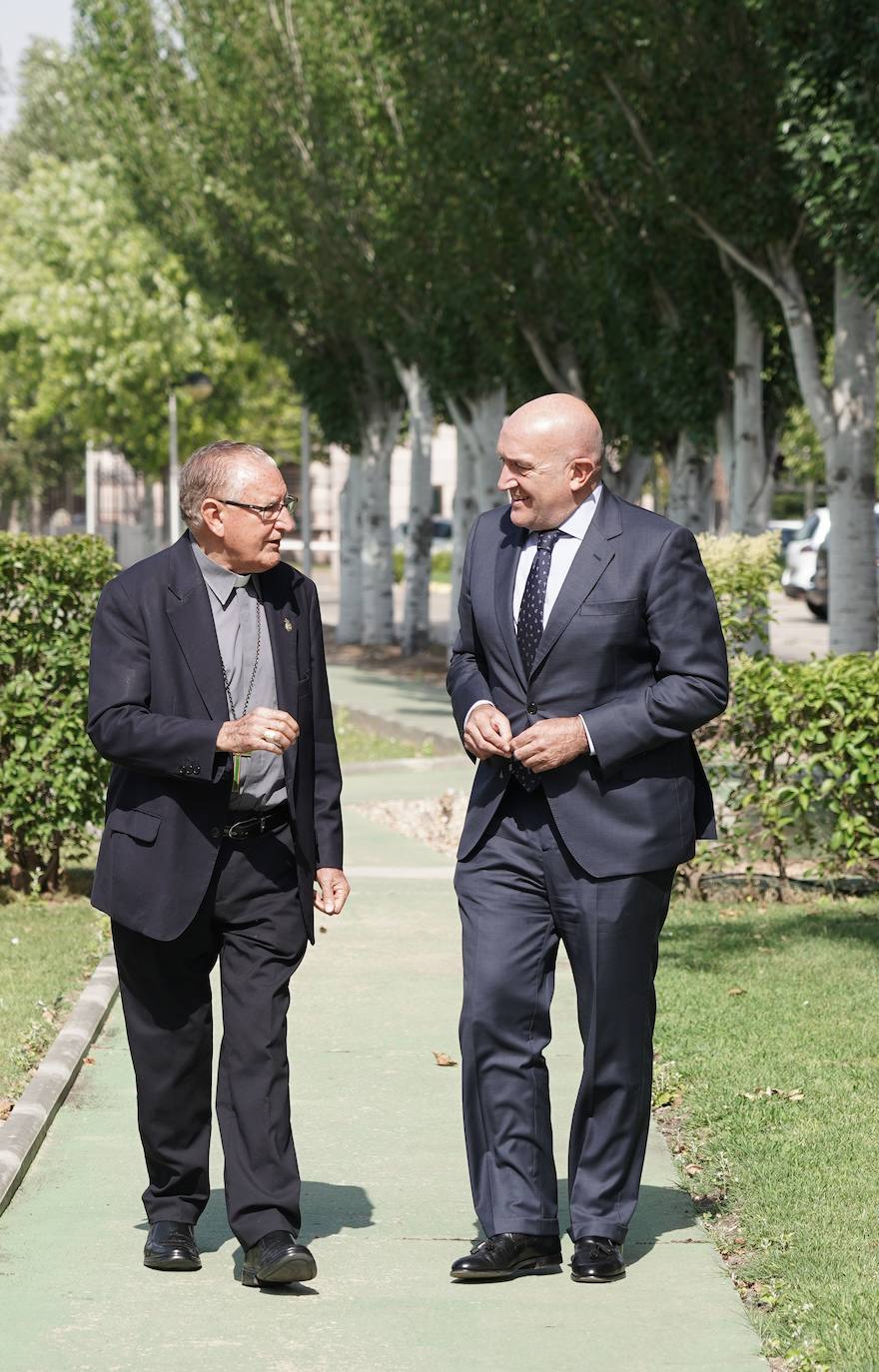 Fotos: Entrega la medalla el Mérito Profesional de Castilla y León al obispo y misionero Nicolás Castellanos