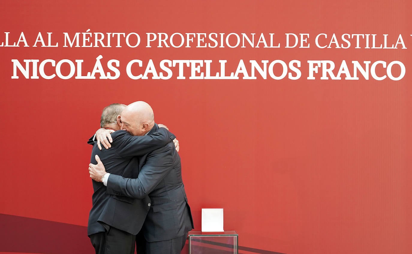 Fotos: Entrega la medalla el Mérito Profesional de Castilla y León al obispo y misionero Nicolás Castellanos