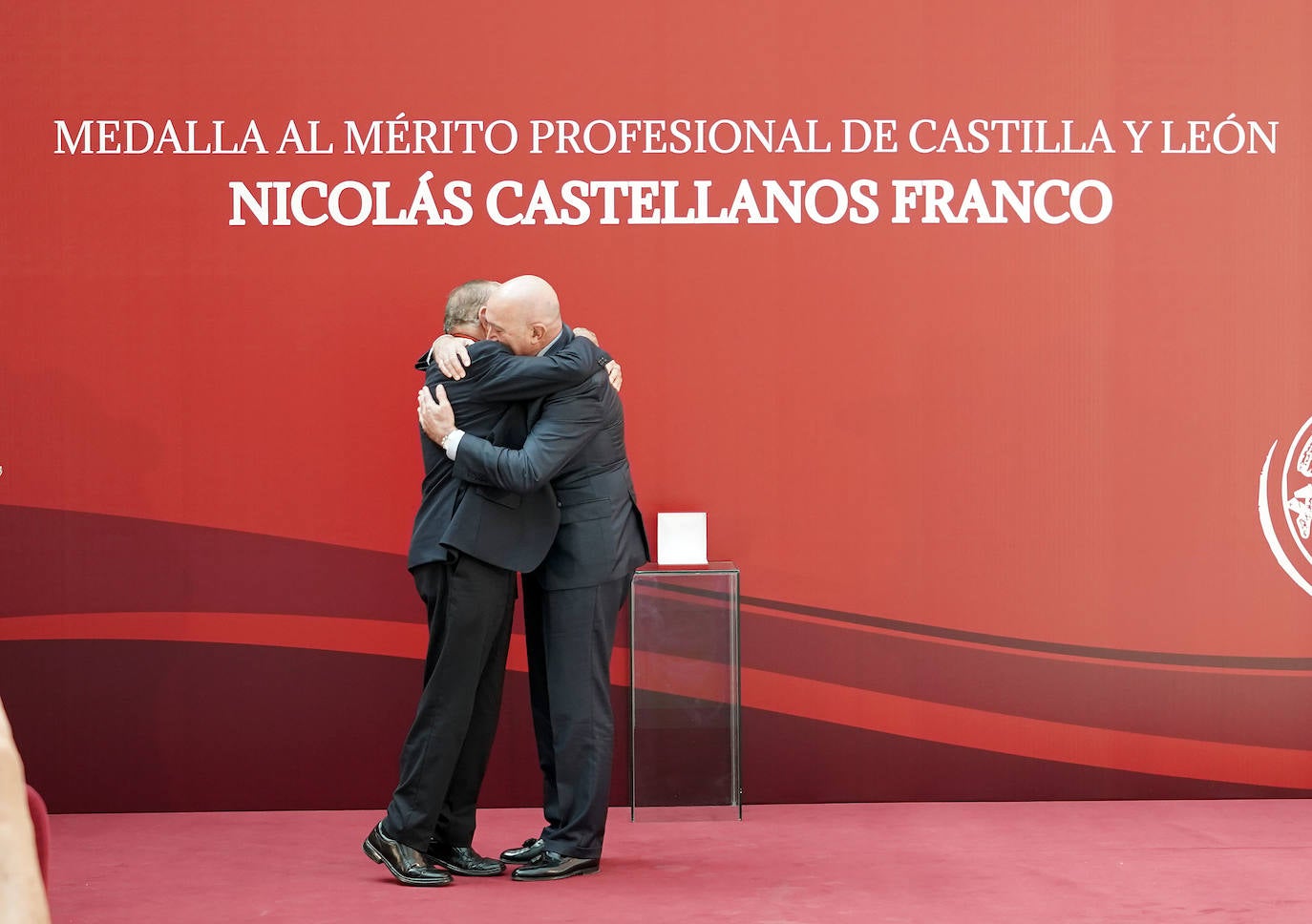 Fotos: Entrega la medalla el Mérito Profesional de Castilla y León al obispo y misionero Nicolás Castellanos