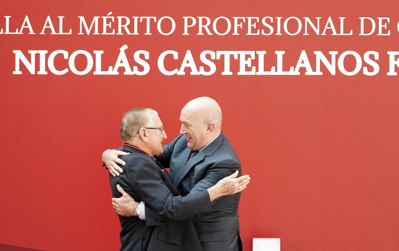 Fotos: Entrega la medalla el Mérito Profesional de Castilla y León al obispo y misionero Nicolás Castellanos