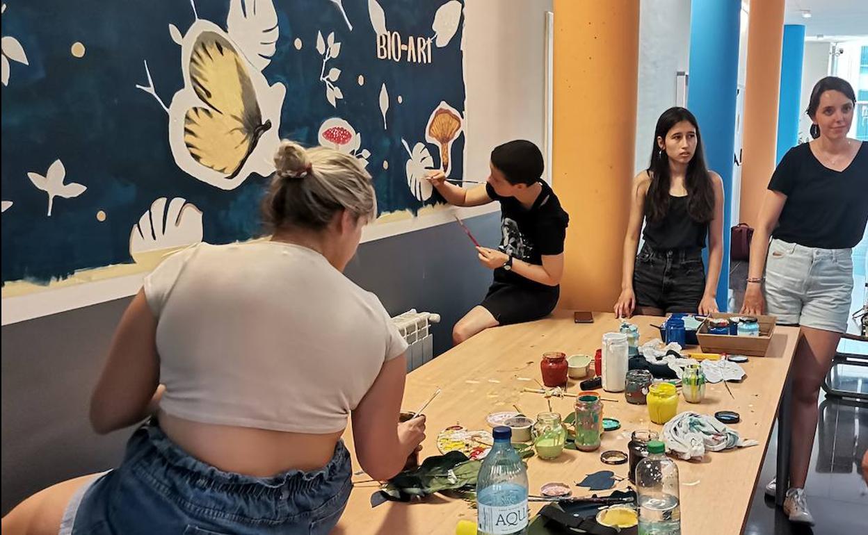 Todos los murales tienen una temática relacionada con flores, plantas, árboles y la naturaleza, en general