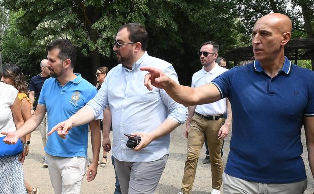 Los socialistas de León celebran con Adrián Barbón la Fiesta de la Rosa de la Agrupación Municipal.