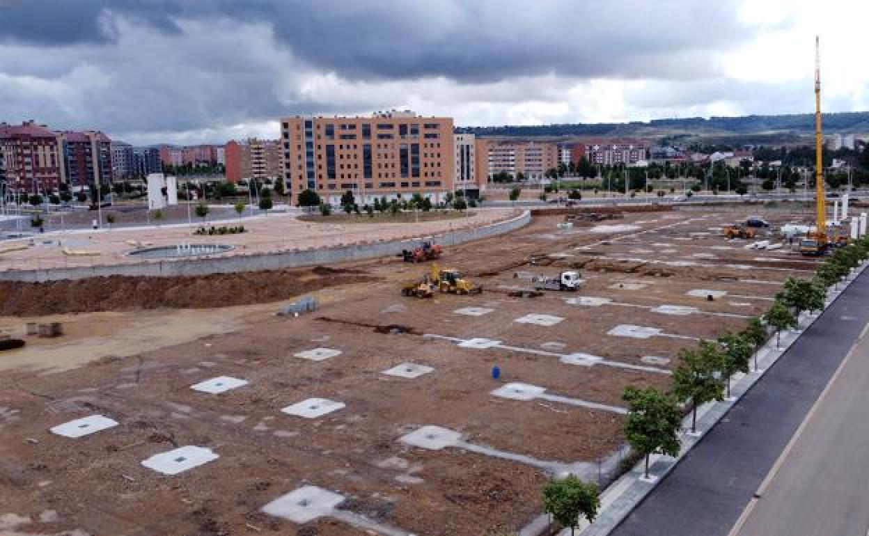 Obras para levantar el nuevo parque comercial de La Lastra.
